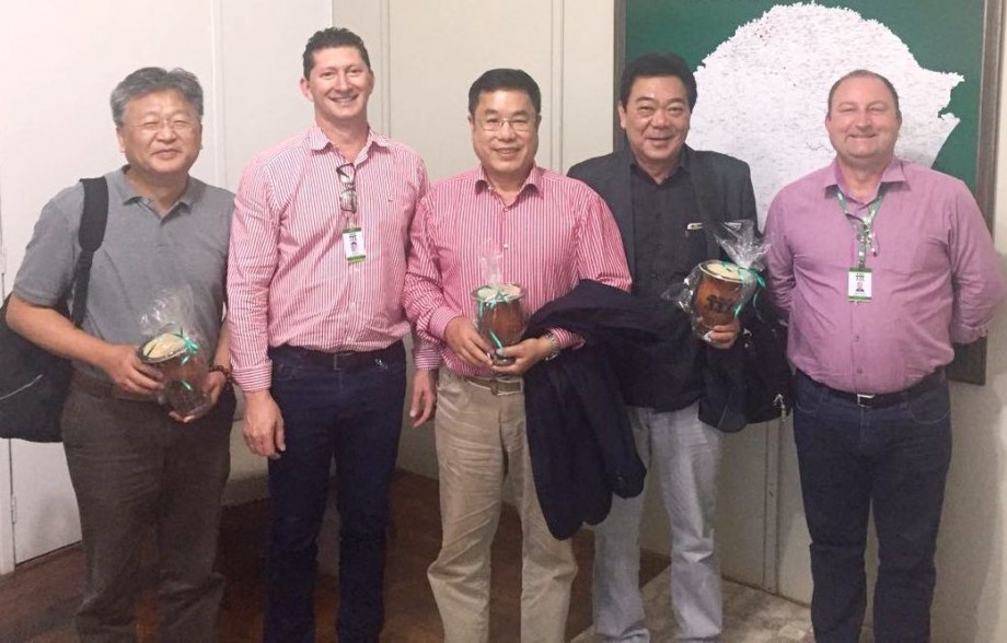 Chineses na sala do presidente Silceu Dalberto