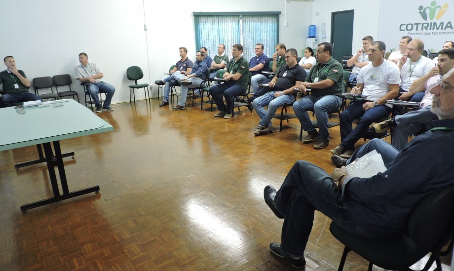 Reunião junto ao auditório em Três de Maio