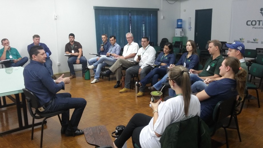 Reunião junto ao auditório da sede em Três de Maio