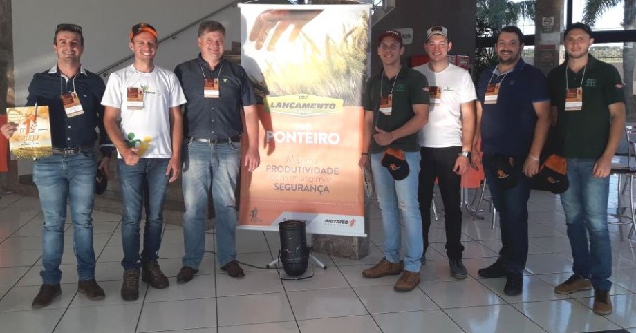 Equipe COTRIMAIO no evento da Biotrigo