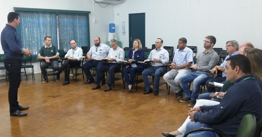 Reunião junto ao auditório da sede em Três de Maio