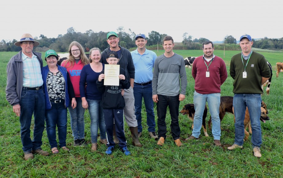 Ato de entrega da certificação na propriedade rural