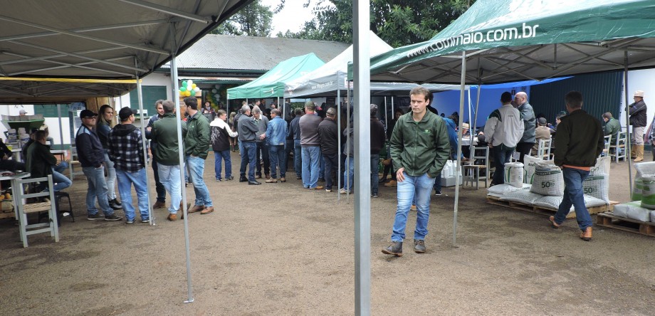 Dia de Negócios no estacionamento da sede em Três de Maio