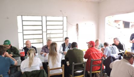 Ao meio dia foi servido almoço aos clientes e amigos